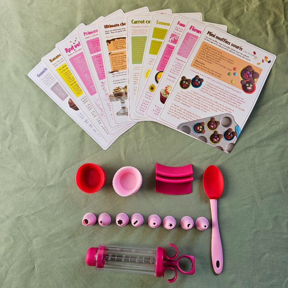 Cupcake Decorating Set with 10 Recipe Cards in English and French‎